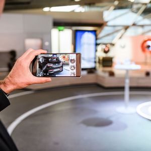 In seiner Münchner Niederlassung testet BMW aktuell eine virtuelle Produktvisualisierung über die Augmented-Reality-Technologie von Google.