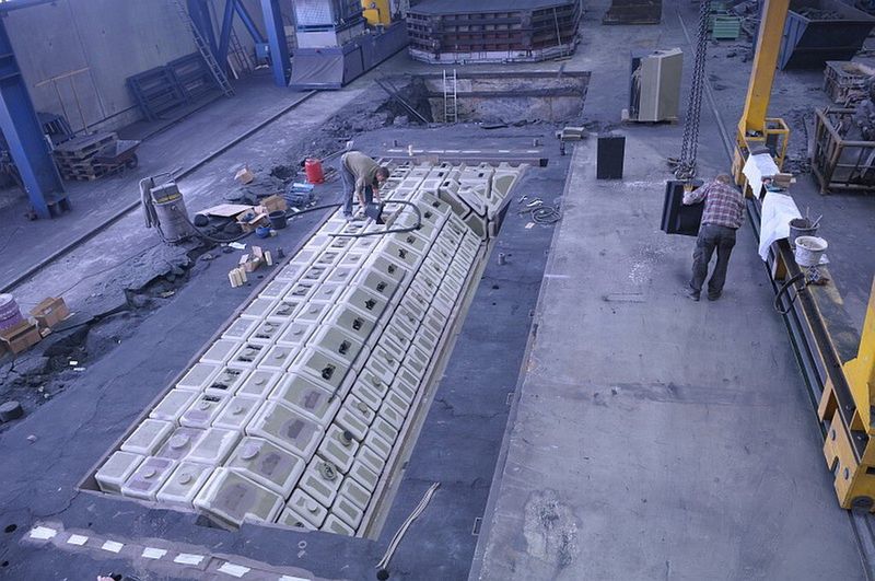 Einlegen der Kerne an einem großen Werkzeugmaschinenständer  in der Produktionshalle für Großgussteile (Bild: Meuselwitz-Guss)