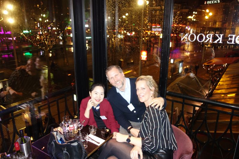 Hahn im Korb, Oliver Rösgen mit Shin Goak, Samsung, und Manuela Dippl, Ingram Micro. (Bild: IT-BUSINESS)