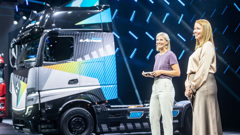 Karin Radström (l.), Mercedes-Lkw-Spartenchefin bei Daimler Truck, und ihre Marketing-Leiterin Tina Fagerman, öffneten in Hannover die Tür weit in Richtung Elektromobilität. (Bild: Hannover Messe)