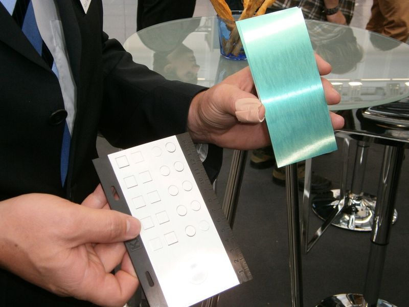 Sumitomo SHI Demag zeigte live, was man mit gebürstetem Edelstahl plus grünlicher Kontaktschicht und einer Spritzgießmaschine in einem Schuss herstellen kann.... (Bild: Königsreuther)