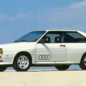 Der Audi quattro revolutionierte erst die Allradwelt und ab 1981 auch die Rallyeszene. Mit 11.452 gebauten Einheiten war er eines der ersten in größeren Stückzahlen produzierten Straßenfahrzeuge mit permanentem Allradantrieb.(Bild:  Audi AG)