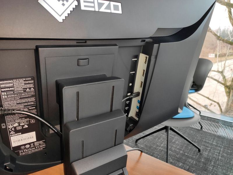 Zu den Anschlüssen zählt beim Flexscan EV3895 ein Gigabit-LAN-Port, der für angeschlossene Rechner über USB-C nutzbar ist. (Bild: Vogel IT-Medien)