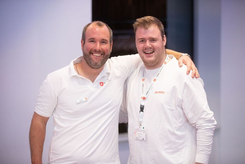 Tobias Goebel (G Data) und Timon Bierschwall (Ernst Bergau GmbH). (Bild: G Data CyberDefense)