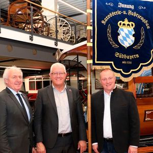 Gratulierten der Innung Südbayern zur erfolgreichen Fusion: Franz Xaver Peteranderl, Präsident der Handwerkskammer München und Oberbayern, Richard Heitmann, stellvertretender Präsident der Handwerkskammer Niederbayern-Oberpfalz und Peter Börner Präsident des ZKF (v.l.n.r).(Bild:  Klasing)