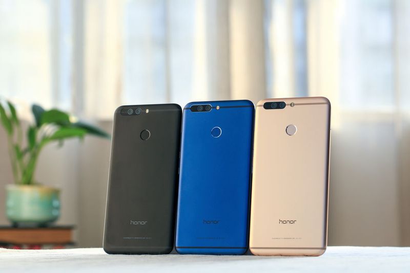 Das Honor 8 Premium gibt es in der Farben Midnight Black, Platinum Gold sowie Navy Blue. (Honer)