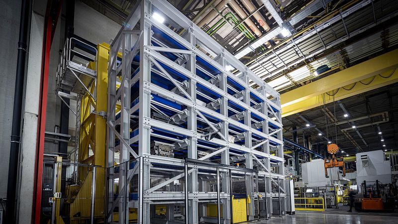 Das von Südstahl gefertigte Hochregallager für Presswerkzeuge überzeugt durch seine massive Stahlkonstruktion und hohe Tragfähigkeit: Mit einem Eigengewicht von 73 Tonnen ist es für eine Gesamtlast von bis zu 300 Tonnen ausgelegt und ermöglicht eine platzsparende Lagerung von bis zu 30 Presswerkzeugen.(Bild:  Südstahl, Werbefotografie Weiss)