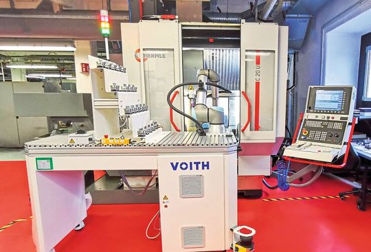 Nachts übernimmt bei Thales ein UR-Cobot die dritte Schicht an der CNC-Maschine, um die hohe Nachfrage nach Satellitentechnik zu bedienen. Nachts übernimmt bei Thales ein UR-Cobot die dritte Schicht an der CNC-Maschine, um die hohe Nachfrage nach Satellitentechnik zu bedienen.