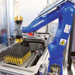 Die Bauteilhandhabung erfolgt durch einen Yaskawa GP7-Roboter. Der 6-Achs-Knickarmroboter hat eine Reichweite von einem knappen Meter bei 7 kg Traglast und ist kompakt am Palettiersystem angebaut. (Bild:  EGS Automation GmbH)