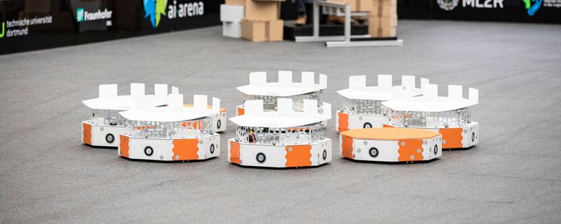 Der Loadrunner organisiert sich dynamisch in Schwärmen mit bis zu 10 m/s und kann mittels KI eigenständig Aufträge annehmen. (Bild:  Fraunhofer IML)