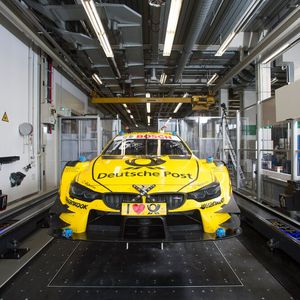 Vollautomatisierte, optische Messzelle im Stammwerk der BMW Group in München.(Bild:  BMW/Martin Hangen)