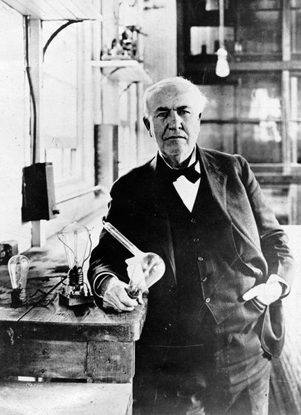 Thomas Edison gilt gemeinhin als Erfinder der Glühbirne. Die erste funktionierende und nutzbare Glühbirne erfand jedoch... (Bild: gemeinfrei)
