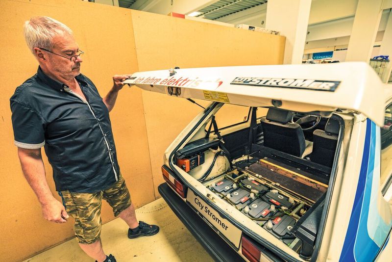 E-Golf mit praktischen Problemen: Kleine Lithium-Ionen-Zellen gab es Ende der 1970er Jahre einfach noch nicht. (Bild: VW)