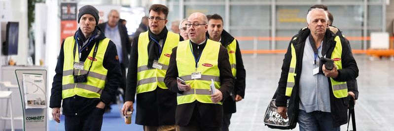 Vor den individuellen Tests der Journalisten stand auch bei den 7. IFOY-Testtagen ein Rundgang mit Fünf-Minuten-Clippings, in denen die Kandidaten ihre Produkte und Lösungen kurz vorstellten.(Bild:  IFOY)