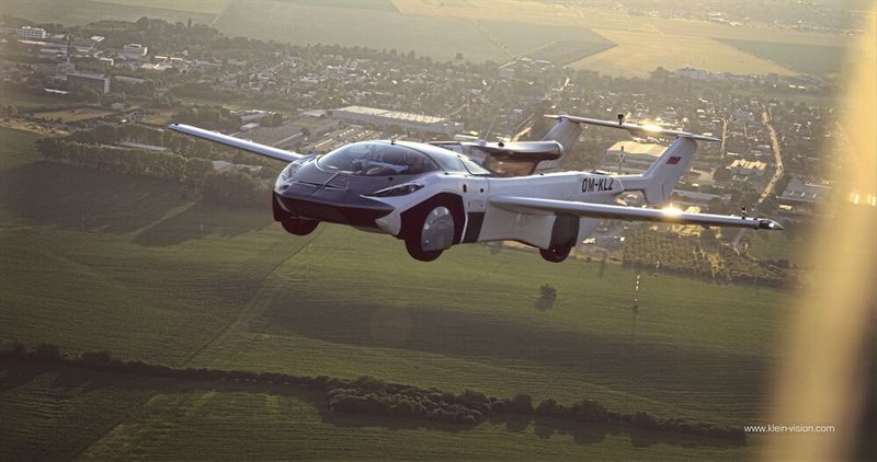 Die Tragflächen vom Aircar lassen sich innerhalb von knapp drei Minuten ausklappen, sodass es sich in ein Flugzeug verwandelt. (Bild: Klein Vision)