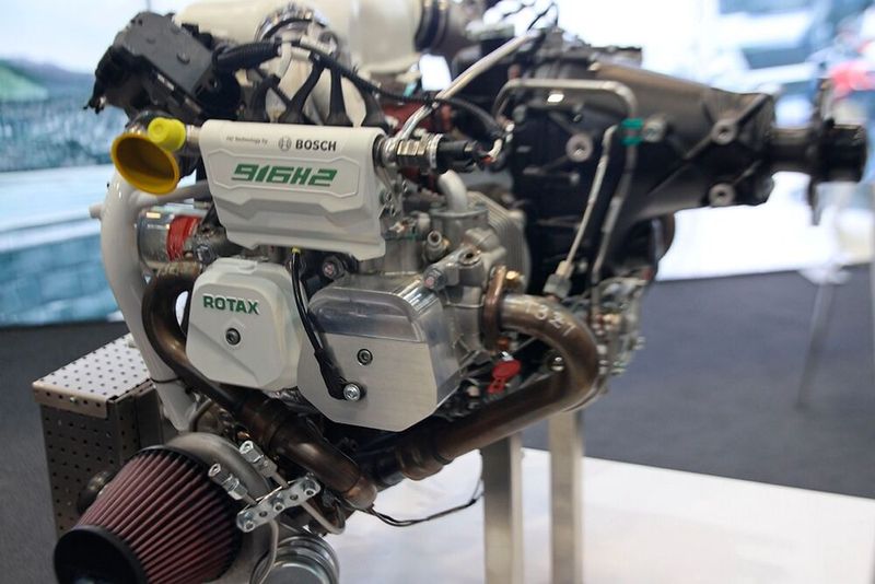 Verbrennungsmotor ohne CO2-Fußabdruck: Bosch hat in dieser Studie einen gängigen Rotax-Flugmotor zum Wasserstoffmotor umgerüstet. In Kombination mit einem Wasserstoff-Elektrolyseur am Flughafen, der beispielsweise über Solarzellen auf den relativ großflächigen Hangardächern gespeist wird, lässt sich so komplett "grüner" Motorflug realisieren. (Bild:  Maschinenmarkt/rw)
