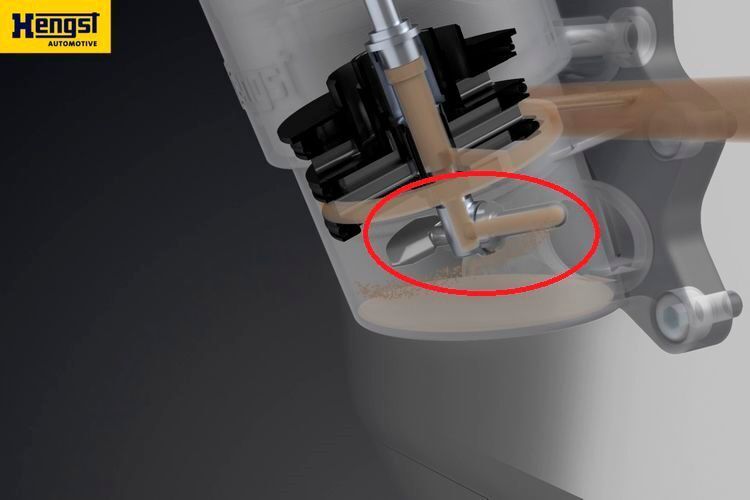 Wie im Geschirrspüler: Motoröl (braun) aus dem Schmierkreislauf tritt aus dem untenliegenden Sprüharm (rot markiert)  aus, der Rückstoß treibt die Tellerscheibe an. (Foto: Hengst)