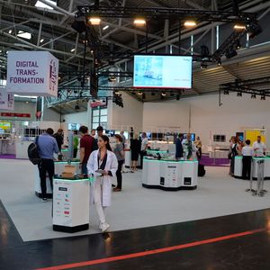 An fünf Hands-on-Inseln auf der Sonderschau Digitale Transformation konnten Analytica-Besucher zukünftige Laborarbeiten live erleben. (Bild: LABORPRAXIS/Platthaus)