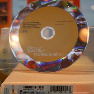 Beim Orginal ist das Hologramm auf der Verpackung durgängig und verläuft teils unter dem Papier. Das Silberhologramm auf der DVD  ist mit einem speziellen Verfahren auf den Datenträger aufgebracht.