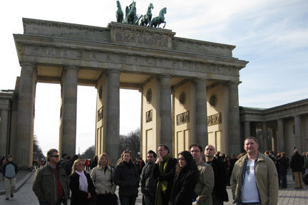 Die Gruppe vor dem Brandenburger Tor (Archiv: Vogel Business Media)