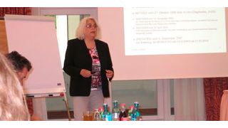 „Kombinationsprodukte sind rechtlich betrachtet entweder Medizinprodukte oder Arzneimittel, aber niemals beides“, Petra Roos-Pfeuffer, Regierungspräsidium Kassel, auf dem Medizinprodukte-Crashkurs für die Pharmabranche des Forum Instituts. (Bild: Reinhardt)