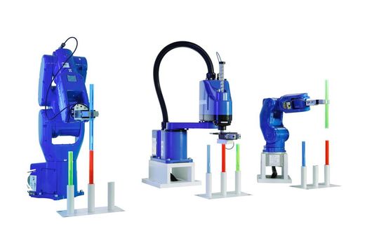 Roboter-Showaction von links! Am Motek-Stand von Yaskawa demonstrieren diesmal ein kompakter Handlingroboter des Typs Motoman GP4, der neue Scara-Roboter Motoman SG400 und ein Motomini gemeinsam schnelle Handlingaufgaben.(Bild:  Yaskawa)