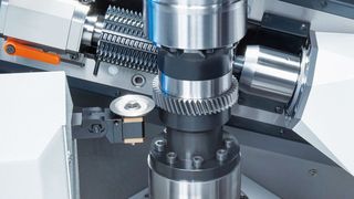 Den stetig steigenden Anforderungen für Zahnradhersteller in Bezug auf Produktivität und Qualität, begegnet die modular aufgebaute, modulare Wälzfräsmaschine VLC 200 H. (Bild: Emag/koepfer)