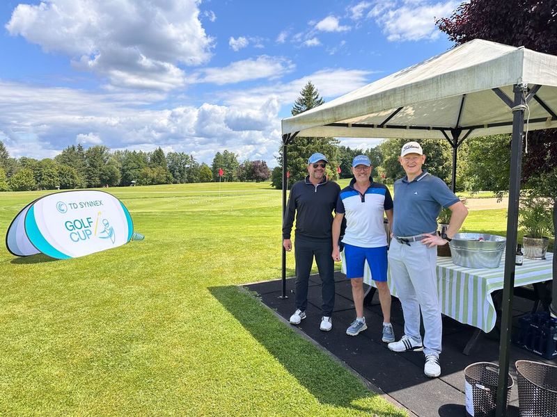 An dem sonnigen Tag ist für (v. l.) Christian Werner (digit solutions), Norbert Fiebig (Medialine) und Andreas Kusch (avodaq) das Trinken sehr wichtig. (Bild: Vogel IT-Medien)