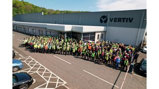 Vertiv erweitert seine Produktionsflächen im irischen Letterkenny. Im Bild das aktuelle Fabrikgebäude und die Belegschaft. (Bild: Vertiv)