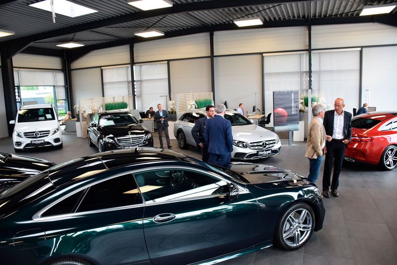 Wo heute Neuwagen präsentierte werden, hat Herbrand früher Lkws repariert. Nach dem Umbau erinnert nur noch die Stahlträgerkonstruktion an die ehemalige Werkstatt. (Rosenow / »kfz-betrieb«)