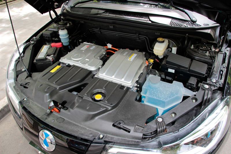 Der Akku besteht aus Lithium-Eisen-Phosphat-Zellen vom Partner BYD, die viel anspruchsloser und genügsamer sind als die Lithium-Ionen-Zellen, die im Rest der Welt eingebaut werden. (Bild: Daimler)