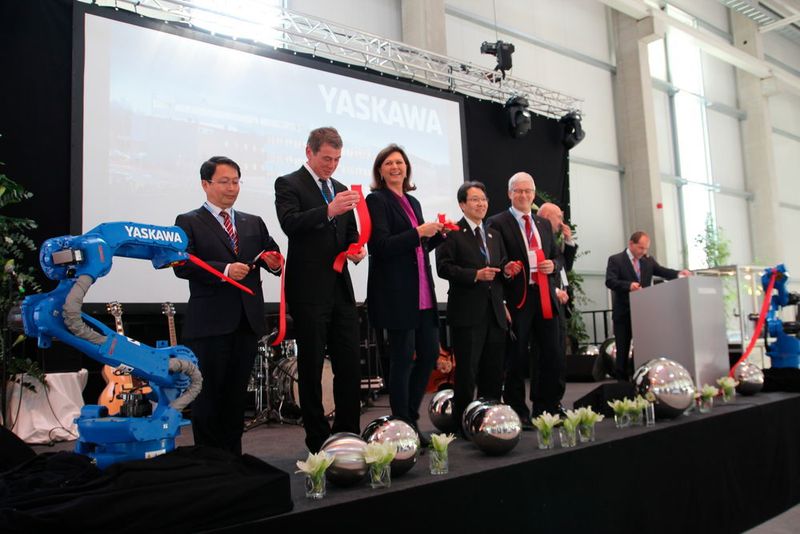 Ilse Aigner und Yaskawa eröffnen offiziell den Neubau. (Sonnenberg)