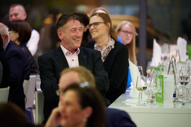 Impressionen vom ELEKTRONIKPRAXIS Frühlingsfest 2023 im Ketterer Kunst mit der Verabschiedung von Johann Wiesböck.  (Bild: © EYE AM CHRIS)