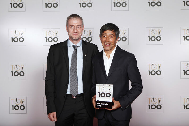 Top 100-Siegel: Dr. Thomas Kluge (links), Head of Technology bei Heraeus Medical, nimmt die  Auszeichnung von Top 100-Mentor und Wissenschaftsjournalist Ranga Yogeshwar entgegen. (Bild: KD Busch/Compamedia)