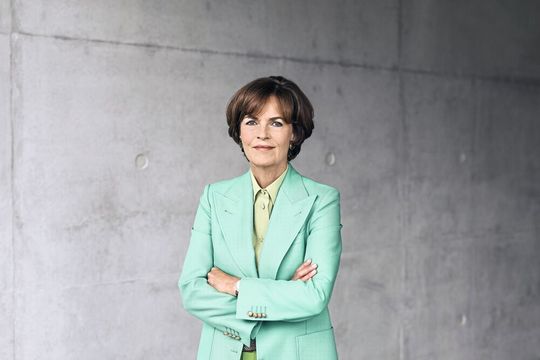 Nicola Leibinger-Kammüller, Vorsitzende des Vorstands von Trumpf, sagte bei der Bilanzpressekonferenz in Ditzingen: «Unser Jubiläumsjahr war ein ausserordentlich erfolgreiches für Trumpf. Der Zuwachs beim Umsatz war neben dem allgemeinen Anziehen der Nachfrage nach allen Trumpf Produkten insbesondere auf die Behebung der Probleme in der Lieferkette zurückzuführen, die zu Lieferverzögerungen im Vorjahr führten. Wir hatten demzufolge einen hohen Auftragsbestand, den wir abarbeiten konnten. Seit dem Frühjahr spüren wir allerdings eine rückläufige Nachfrage in vielen Märkten. Angesichts der schwierigen konjunkturellen Gesamtentwicklung blicke ich daher sehr verhalten auf die kommenden Monate.» Nicola Leibinger-Kammüller, Vorsitzende des Vorstands von Trumpf, sagte bei der Bilanzpressekonferenz in Ditzingen: «Unser Jubiläumsjahr war ein ausserordentlich erfolgreiches für Trumpf. Der Zuwachs beim Umsatz war neben dem allgemeinen Anziehen der Nachfrage nach allen Trumpf Produkten insbesondere auf die Behebung der Probleme in der Lieferkette zurückzuführen, die zu Lieferverzögerungen im Vorjahr führten. Wir hatten demzufolge einen hohen Auftragsbestand, den wir abarbeiten konnten. Seit dem Frühjahr spüren wir allerdings eine rückläufige Nachfrage in vielen Märkten. Angesichts der schwierigen konjunkturellen Gesamtentwicklung blicke ich daher sehr verhalten auf die kommenden Monate.»