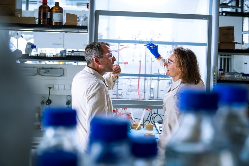 Los científicos del ISTA Bartholomäus Pieber (izq.) y Aleksander Bena debaten sobre el diseño molecular de nuevos catalizadores.(Imagen: ISTA)