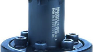 Bild 1: Mit einem Pilotwerkzeug werden die ersten beiden Teilbohrungen im Zylinderkopf fertig bearbeitet.  Bild: Komet (Archiv: Vogel Business Media)