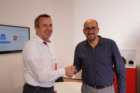 Marco Redwitz, Director R&D Electronics bei Grammer (li.), und Stefan Angele, Geschäftsführer der Systemtechnik Leber, zogen eine erfolgreiche Bilanz der Zusammenarbeit. (Bild:  Systemtechnik Leber)