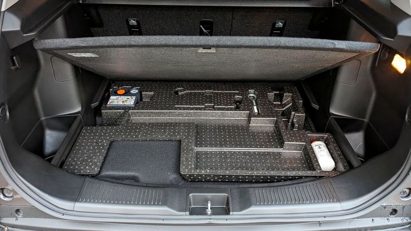 Auch unter der Abdeckung gibt es keinen zusätzlichen Stauraum mehr. (Bild: Rosenow – VCG)