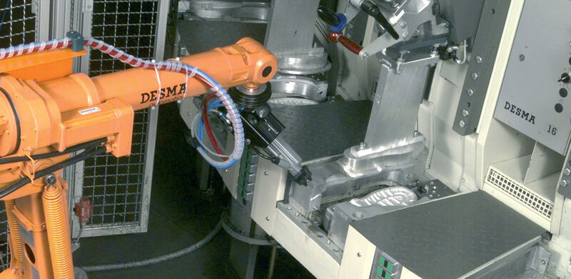 Robotergeführte Sprühsysteme optimieren Trennmitteleinsatz und Qualität der Entformung. (Bild: ABB)