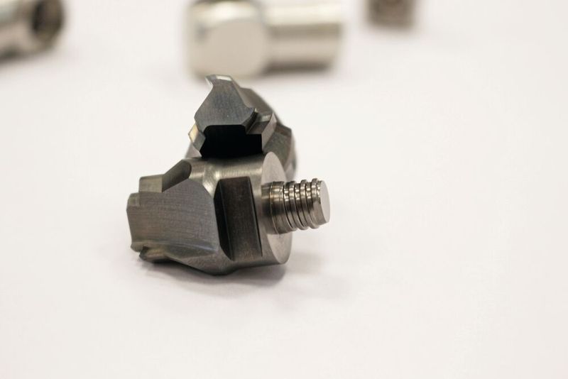 Aus zwei mach eins: Mit dem Multi-Master-Sonderfräser bringt Eisele die 16er-Stufe und die 60-Grad-Fase im Ringstutzen mit nur einem Werkzeug prozesssicher ein. (Bild: Iscar)