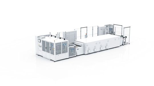 Für grössere Produktionsvolumen bietet die «EX432i» der Exentis Group eine vollautomatisierte Lösung. Dieses 3D-Siebdruck-Produktionssystem ist mit einem Druckmodul sowie einem zweispurigen Trocknungs- und Transportsystem ausgestattet, das bis zu 40 Werkstückträger gleichzeitig verarbeiten kann. Nach dem Druckprozess durchläuft jeder Werkstückträger automatisch das Trocknungssystem und kehrt zum Druckturm zurück, wo die nächste Schicht der Bauteile gedruckt wird. Auf einem Produktionssystem können Mengen von 5 Millionen additiv gefertigten Bauteilen pro Jahr oder mehr produziert werden.(Bild:  Exentis Group AG)