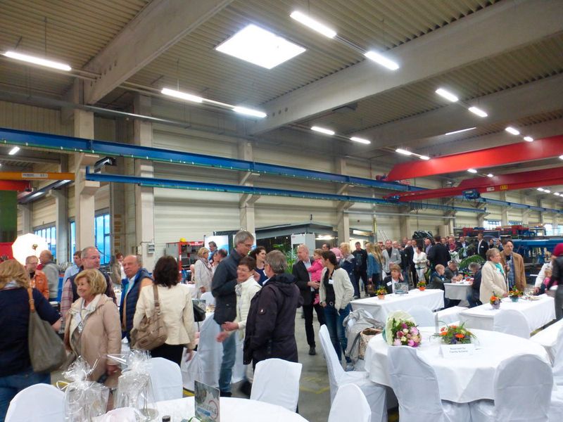 Die Produktionshallen waren gut gefüllt. Viele Gäste und Mitarbeiter plus Familien haben zur Feier den Weg nach Neuss gefunden. (Finus)