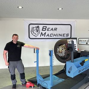 Bear Machines GmbH ist ein auf die Bearbeitung von Nutzfahrzeugreifen spezialisiertes Maschinenbauunternehmen. Mark Berendsen, Geschäftsführender Gesellschafter, entschied sich für Bernstein Fußschalter.(Bild:  Bernstein)