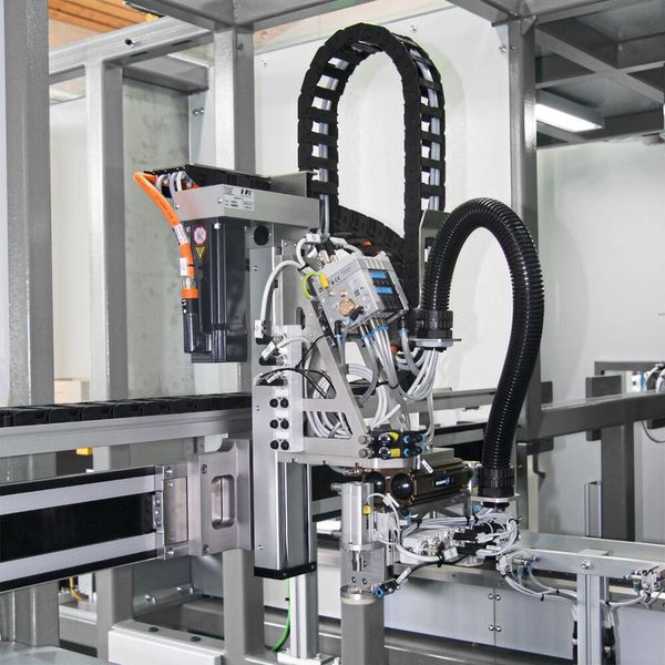 Applikationsbeispiel: Klassisches 2-Achs-Positioniersystem mit Zahnriemen- und Spindelachse. (Bild: IEF-Werner GmbH)