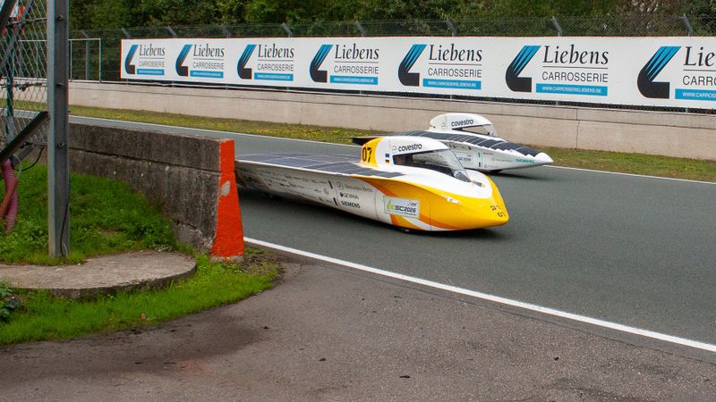 Die Sonnenwagen Æthon im Vordergrund und Adelie dahinter auf der Rennstrecke in Zolder.(Bild:  Team Sonnenwagen)