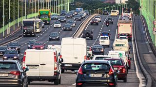 Prognose bis 2030: Der Fahrzeugbestand wächst und wird älter. Für das Kfz-Gewerbe sieht der ZDK in den nächsten sieben Jahren nur moderate Änderungen. (Bild: frei lizenziert)
