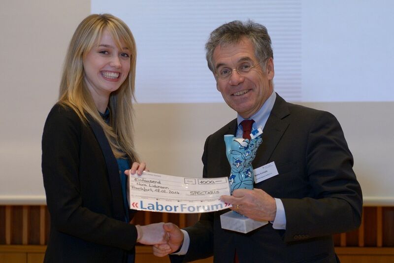 Nora Liebmann wurde für ihr Projekt „Fang den Keim!“ zum Nachweis pathogener Keime vom Spectaris-Vorsitzenden Mathis Kuchejda mit dem Laborbären 2014 ausgezeichnet. (Bild: Spectaris)