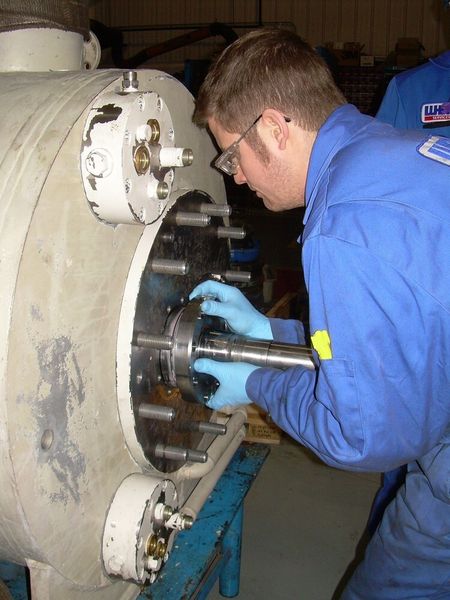 Einbau einer Dichtung mit Diamantbeschichtung in eine Bornemann-Pumpe  (Bild: EagleBurgmann)