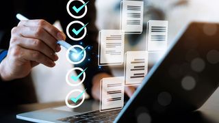 Auszubildende an einer Werkbank in der bayerischen M+E-Industrie: laut einer Bayme vbm-Umfrage geht die Zahl der Neuverträge 2026 um 10,4 Prozent zurück. (Bild: © wasan - stock.adobe.com)